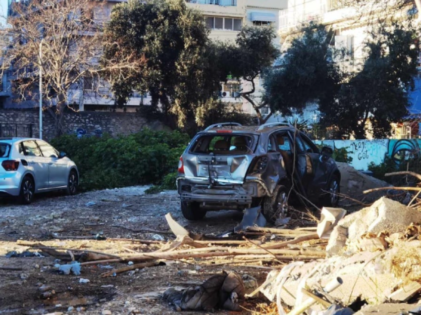 Godina të shkatërruara, makinat ‘copë e çikë’/ Pamjet nga shpërthimi me eksploziv në Athinë, arrestohen 3 shqiptarë