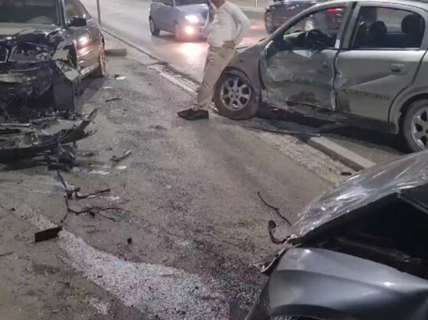 Aksident i trefishtë në Vlorë/ Ishte nisur drejt spitalit, makina përplaset me dy mjete të tjera
