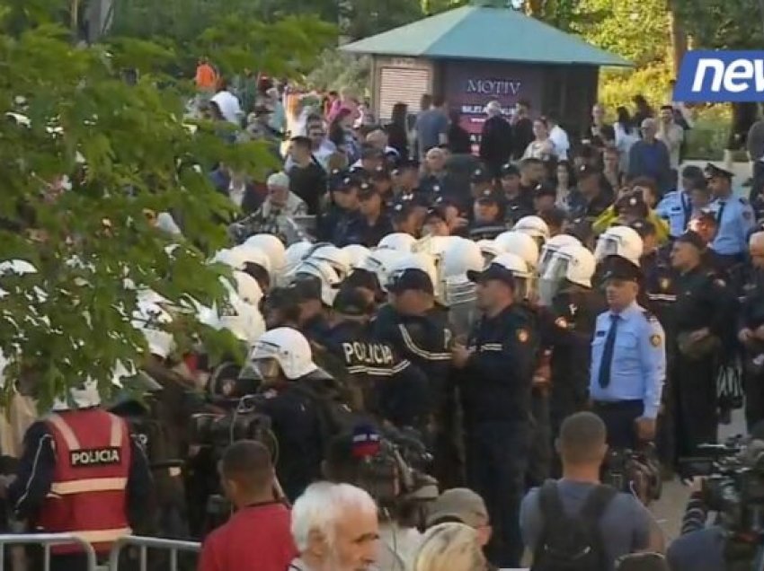Tensionet para Bashkisë, protestuesit e opozitës hedhin sende të forta drejt godinës