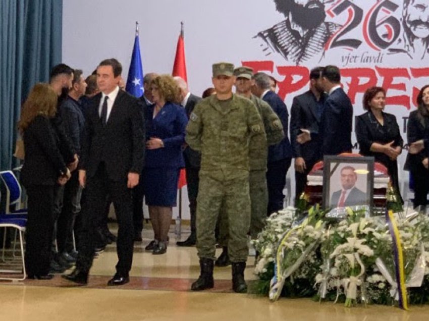 ​Kurti me ministra bëjnë homazhe dhe ngushëllojnë familjarët e ish-deputetit Lajçi
