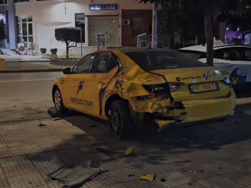 Automjeti përplaset me taksinë e parkuar në Shkodër