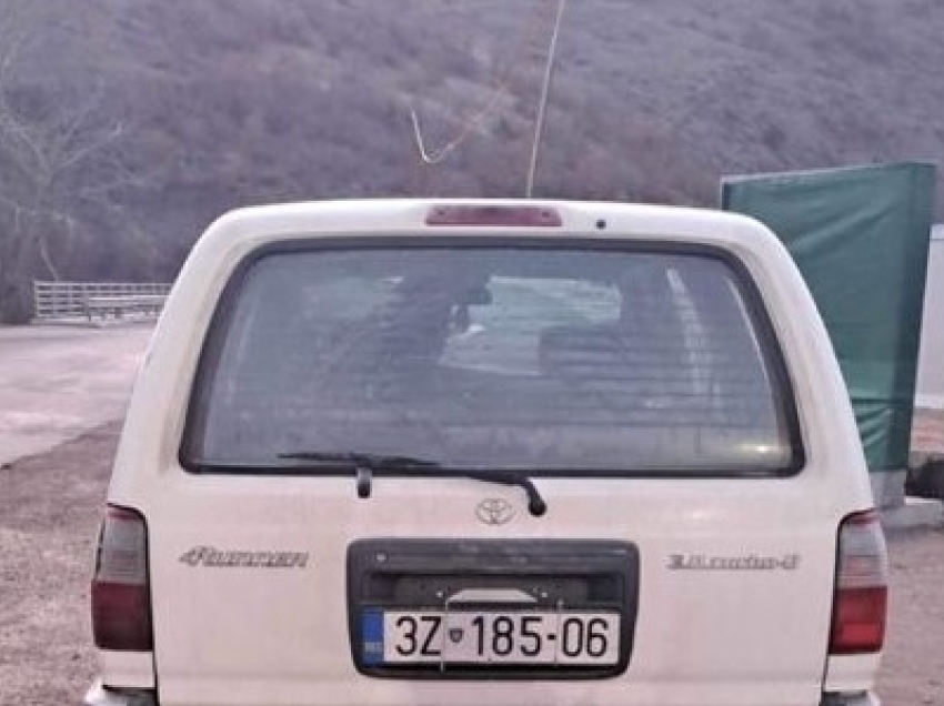  Dy zyrtarë të ATK-së kapen duke kontrabanduar mallra nga Serbia