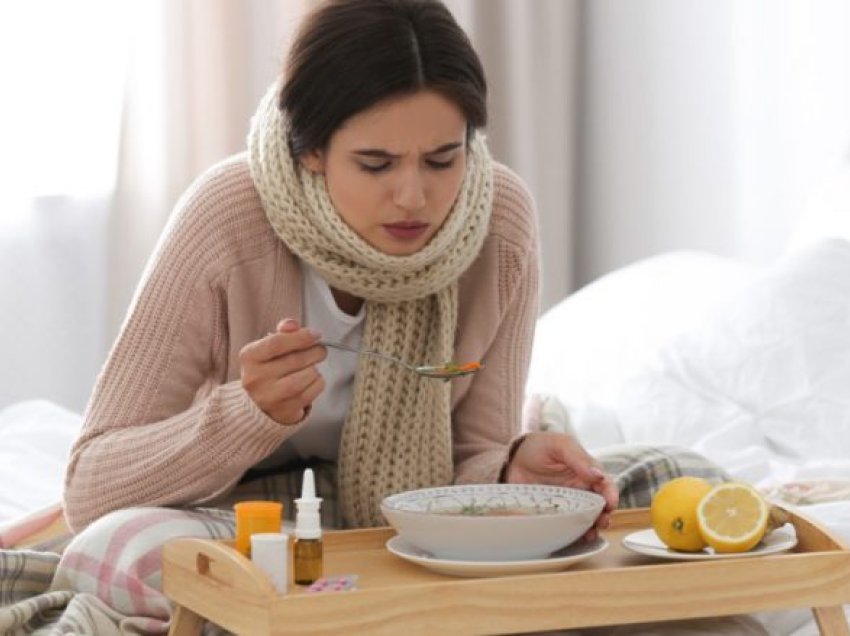 Si i zbut simptomat e ftohjes supa e pulës e bërë në shtëpi, çfarë procesesh në organizëm mund të nisë