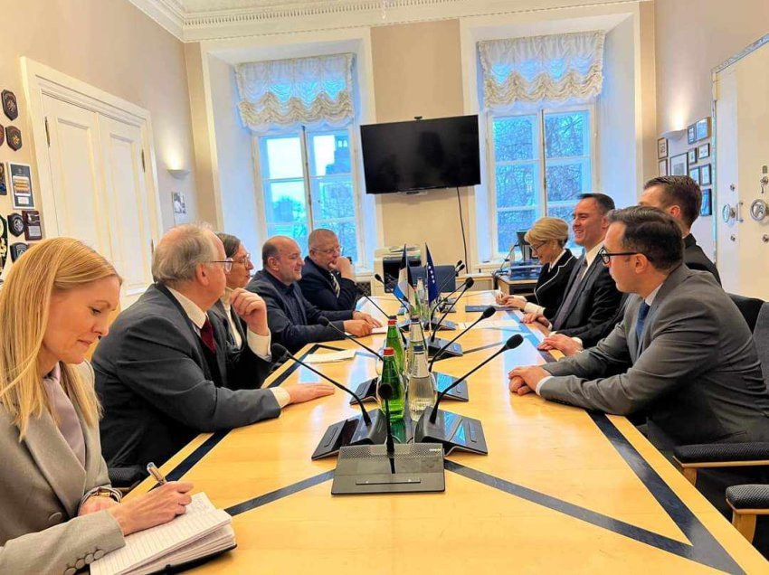 Kryetari i Konjufca vazhdon vizitën në Estoni, takon Kryetarin e Komitetit të Mbrojtjes Nacionale, Stoicescu
