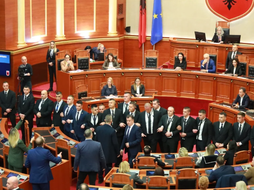 Opozita “në luftë” me Gardën jashtë dhe brenda Parlamentit, çfarë ndodhi në 14 minutat e seancës në Kuvend