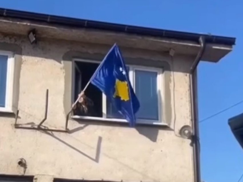 Flamuri i Kosovës vendoset në ndërtesën e zjarrfikësve në Leposaviq