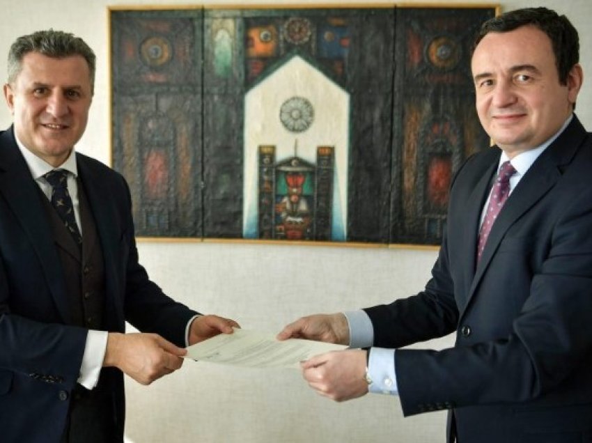 Ambasadori i Kosovës në Britani reagon pas shkrimit të “The Guardian”-it për dinarin