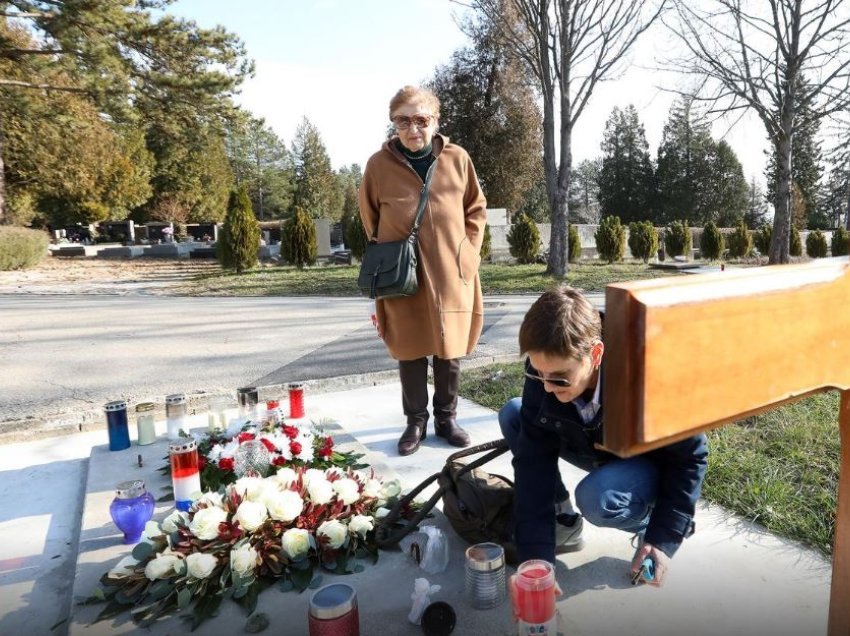 Kjo është gruaja që pothuajse çdo ditë shkon te varri i ish kryetrajnerit të Prishtinës