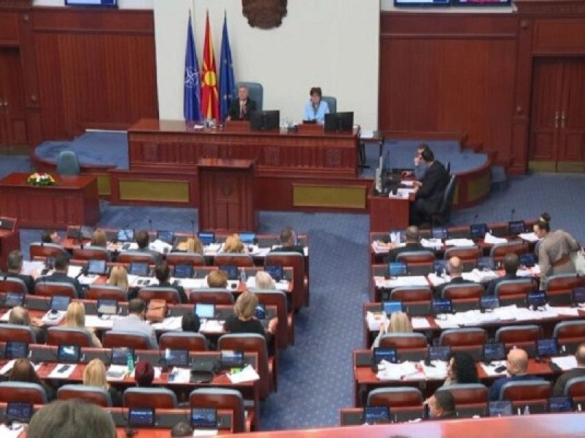 Përçarjet në Aleancën për Shqiptarët, Parlamenti do të shkarkojë dy ministra