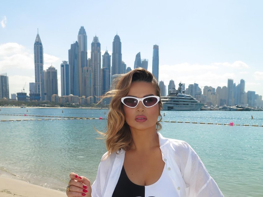 Ryva Kajtazi pozon në diellin e Dubait, ndërsa ekspozon linjat trupore në plazh