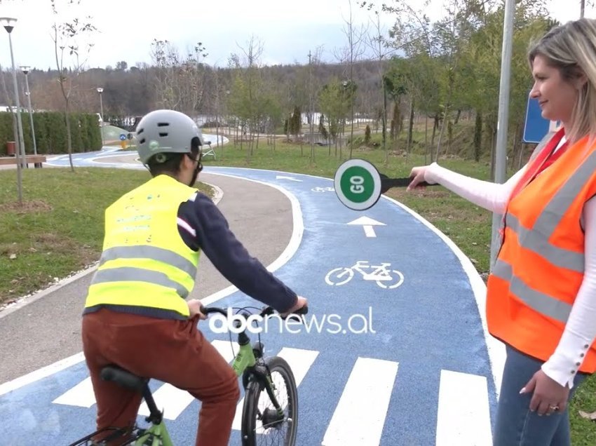 Akademia e Çiklizmit në Tiranë/ Fëmijët mësojnë si të përdorin biçikletën