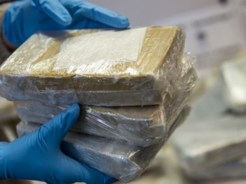 Kapen 8 tonë kokainë në Spanjë, tre persona të arrestuar