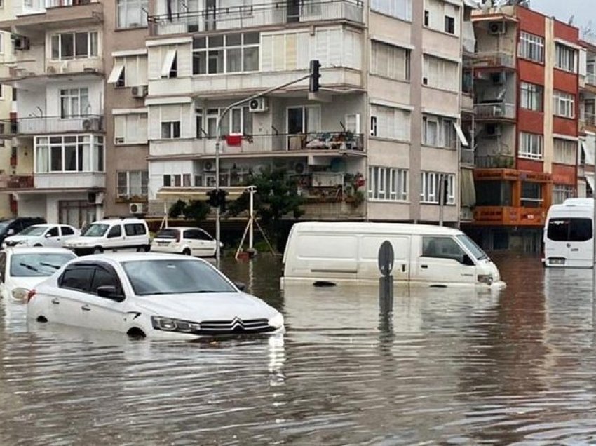‘Çmendet’ moti/ Përmbytjet bëjnë kërdinë në këtë vend, raportohet për një të vdekur