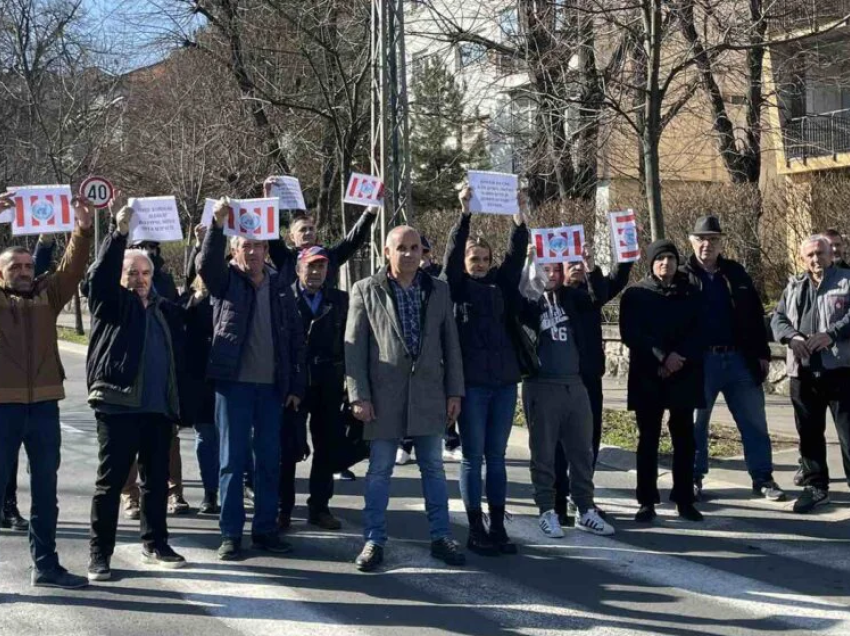 Serbët nga Kosova, protestë para ambasadës amerikane në Beograd
