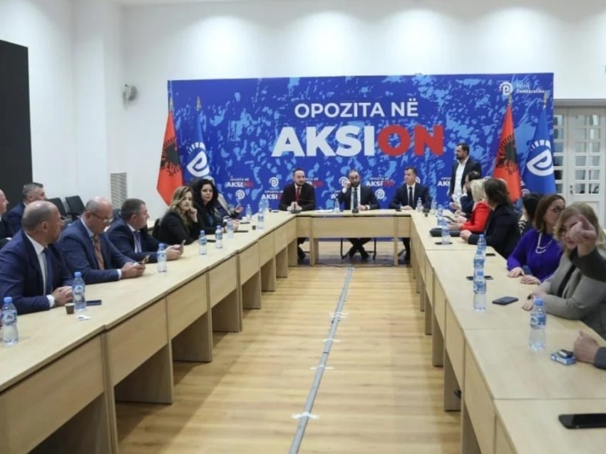 Pas bashkimit të deputetëve me Rithemelimin, opozita në Shqipëri me lëvizje tjetër