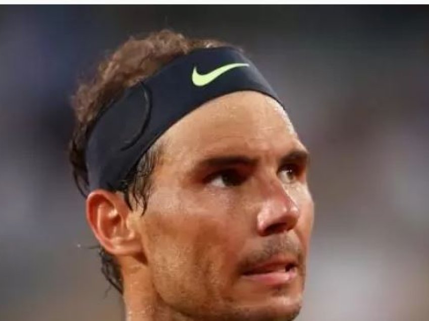 Nadal nuk fshihet dhe i heq kapelën