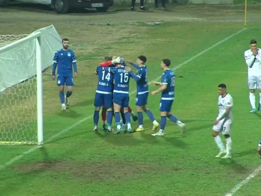 Polemika në Durrës, një penallti që çan rrjetën i jep fitoren Teutës