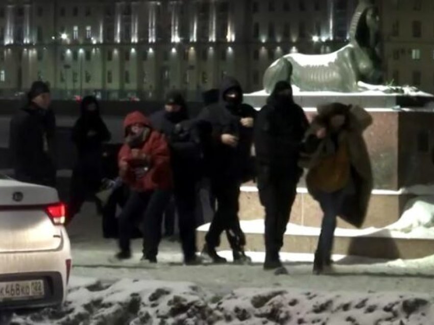 Dolën në rrugë pas vdekjes së papritur të Navalnyt, policia ruse ndalon protestuesit në Shën Petersburg