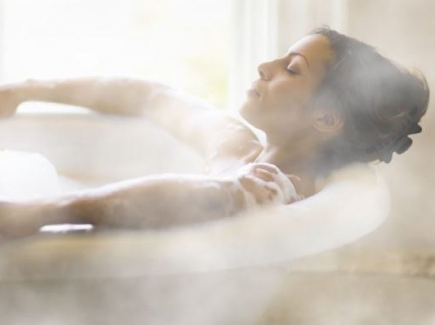 A ju ndihmon dushi i nxehtë të digjni më shumë kalori?