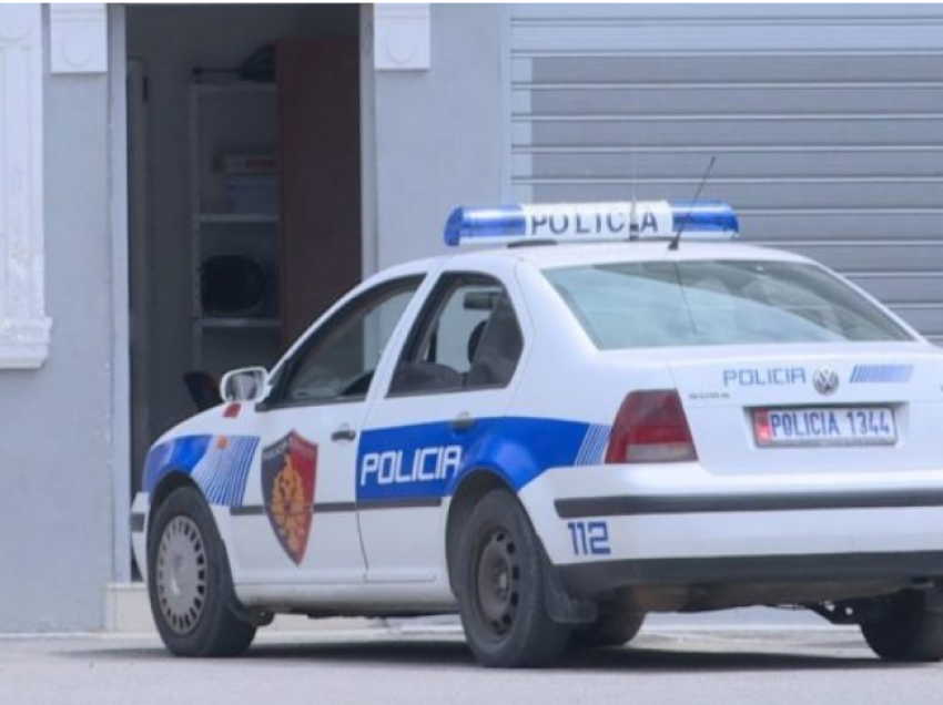 Tentoi të digjte një automjet dhe fasadën e supermarketit, arrestohet 41-vjeçari në Vaun e Dejës
