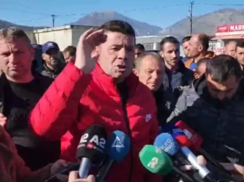 Blegtorët protestë në Gjirokastër, bllokojnë hyrjen e aksit nacional Kardhiq-Delvinë