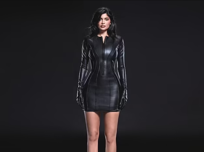 Kylie Jenner shfaq figurën e saj mahnitëse e veshur me një fustan lëkure të ngushtë, nga marka e saj e veshjeve “Khy”