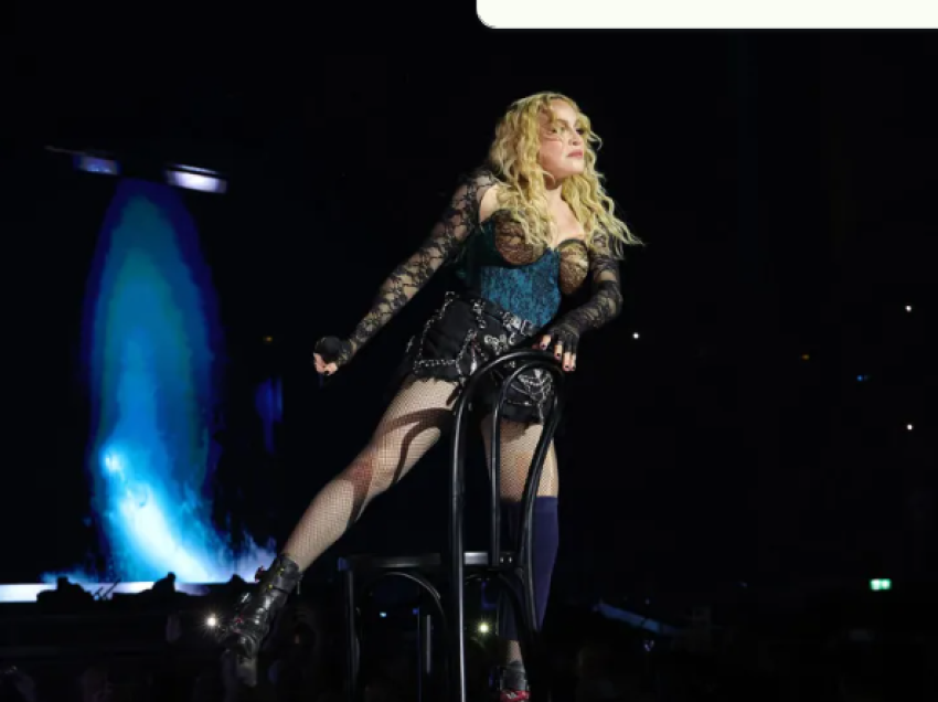 Madonna rrëzohet në skenë
