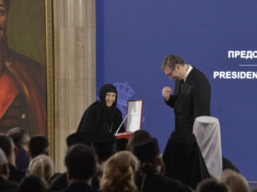 ‘Serbët e Kosovës e kanë kuptuar se Vuçiq i blen ata me ...’, murgesha e Patriarkanës së Pejës e refuzoi presidentin që t’i puthte dorën