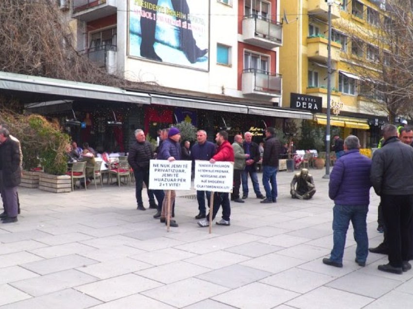 ​Protestojnë punëtorët e sigurimit fizik në KEK, duan të jenë pjesë e kompanisë e jo nga ato private