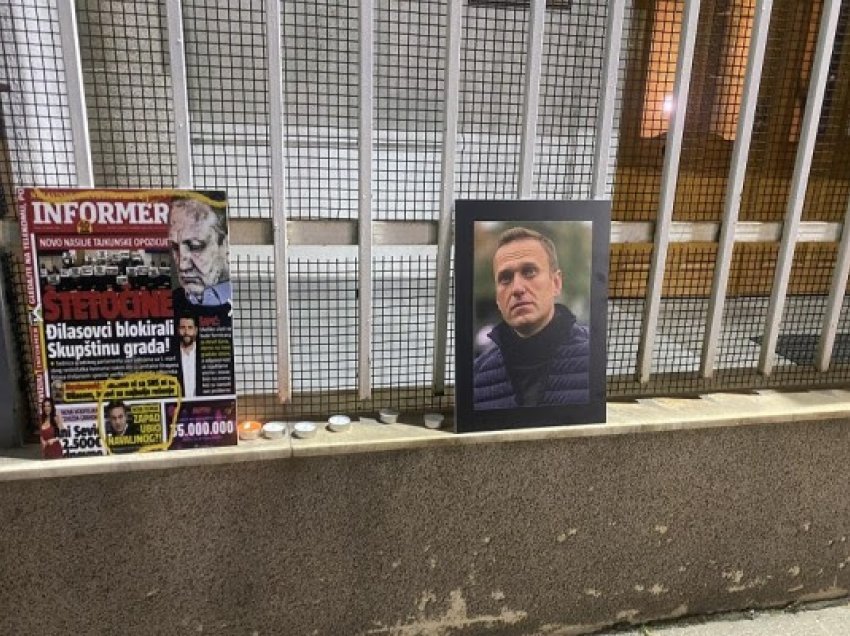 ​Vdekja e opozitarit rus Navalny, mbahen homazhe në Prishtinë