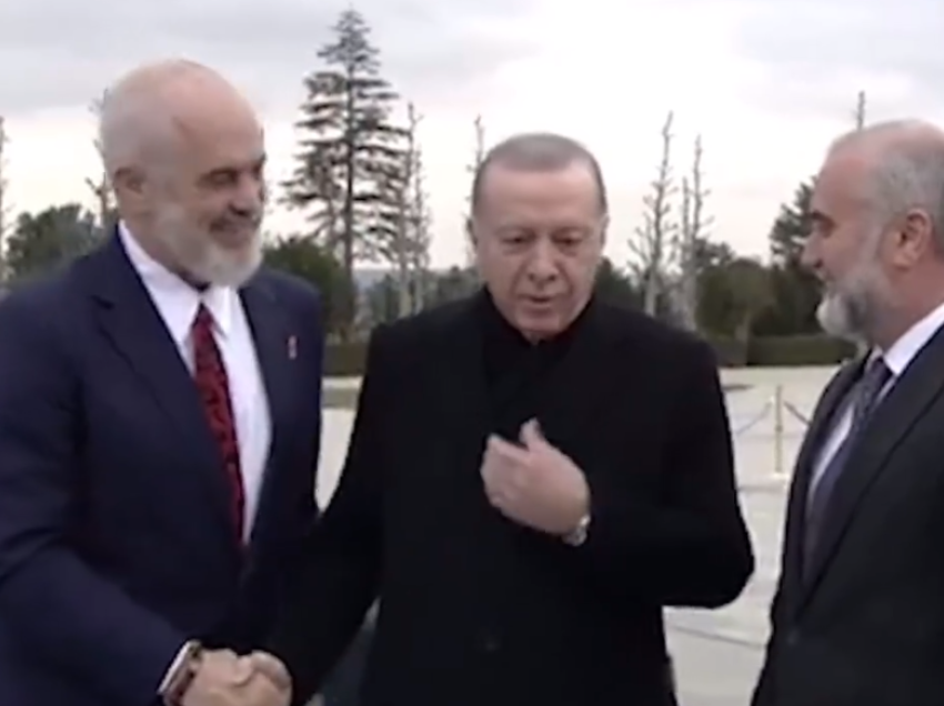 Erdogani shqetësohet për Ramën: A nuk ka të ftohtë ky? 