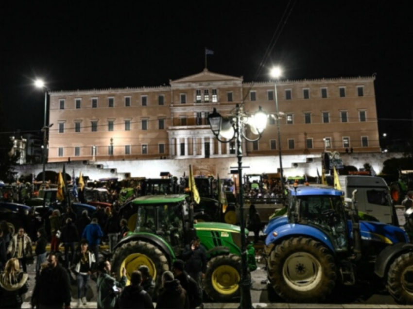 Rritja e çmimit të naftës, bujqit në Greqi protestojnë para Parlamentit