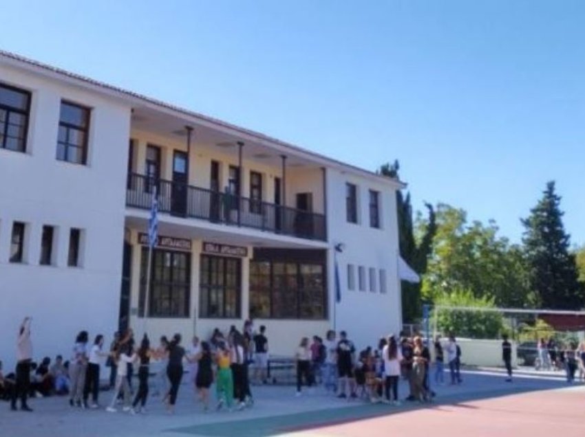 Mediat greke jehonë veprimit të nxënësit: Vendosi flamurin shqiptar në shkollë