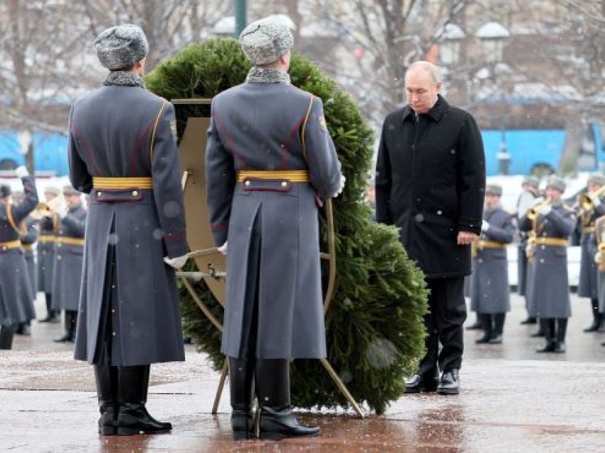 Putin merr pjesë në ceremoninë e vendosjes së kurorave në Moskë
