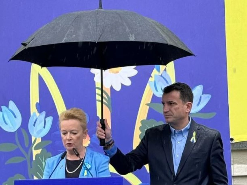 Manifestimi pro Ukrainës, Veliaj shfaqet xhentëlmen i vërtetë, i mban çadrën e shiut ambasadores franceze