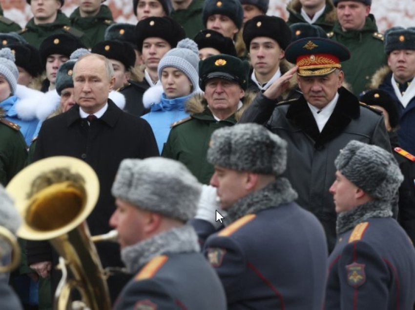 Ministri rus i Mbrojtjes viziton trupat në Ukrainë në përvjetorin e dytë të luftës