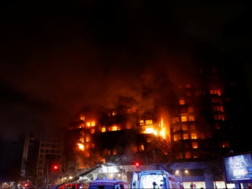 Shkon në 10 numri i të vdekurve nga zjarri në bllokun banesor në Spanjë
