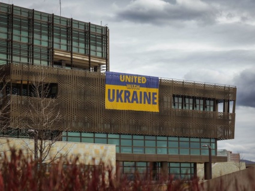​Ambasada Amerikane vendos pankartën “Të bashkuar me Ukrainën”