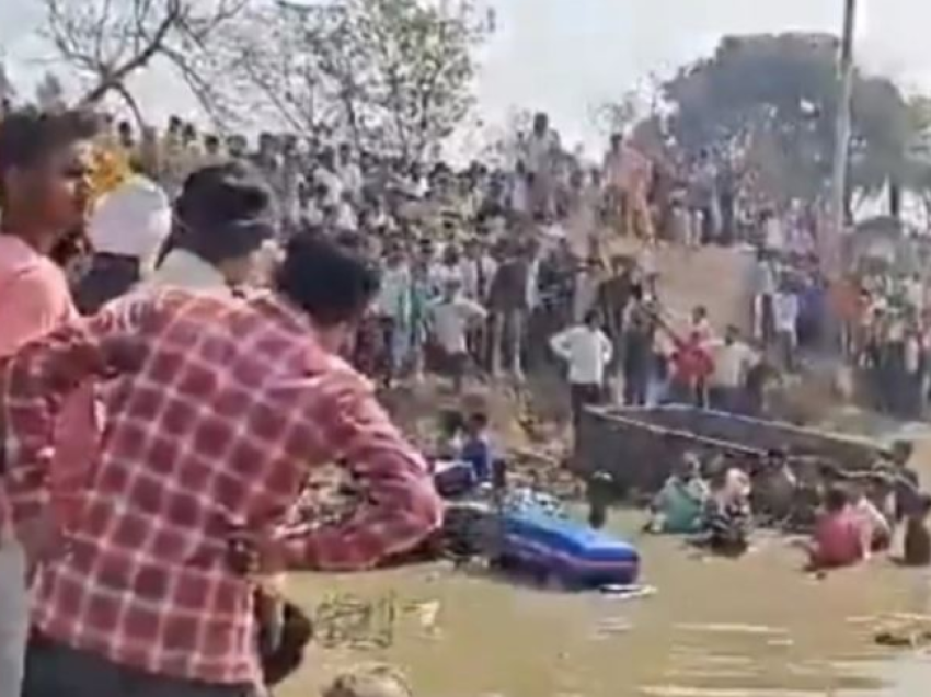 Rimorkio që transportonte pelegrinë bie në lumë, humbin jetën 24 persona
