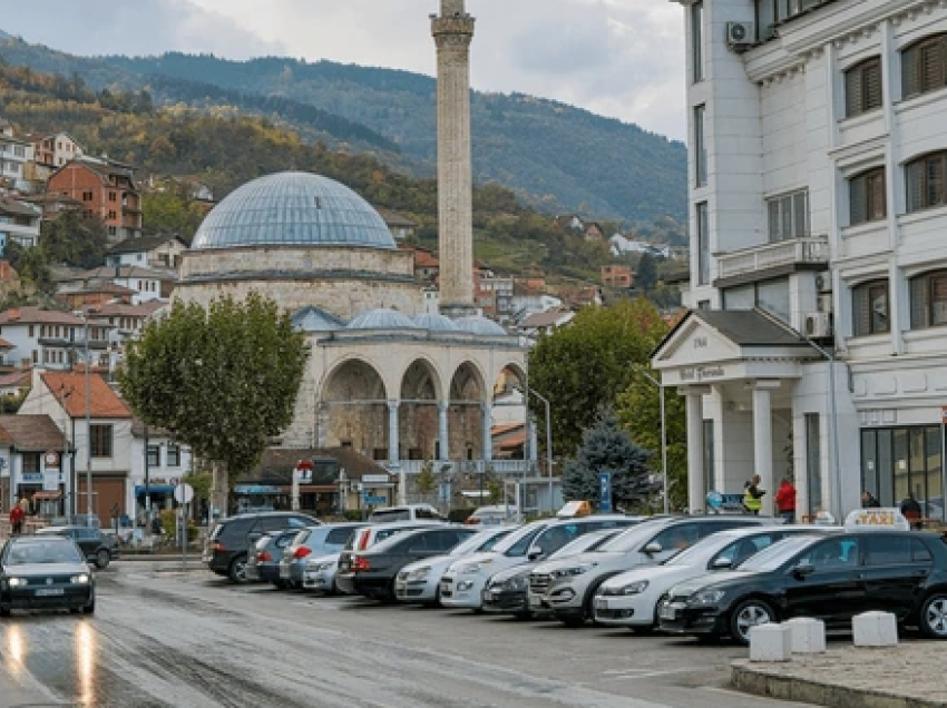 Rast i pazakontë në Prizren: Shoferi harron se ku e ka parkuar veturën, e denoncon rastin në Polici për vjedhje