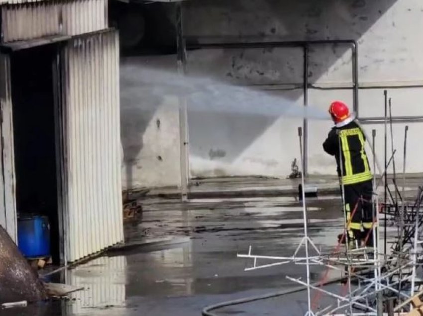 Fabrika në Durrës pushtohet nga flakët! Detajet: Zjarri ka rënë në çisternën e gazit, më pas është përhapur në dy magazinat e fabrikës