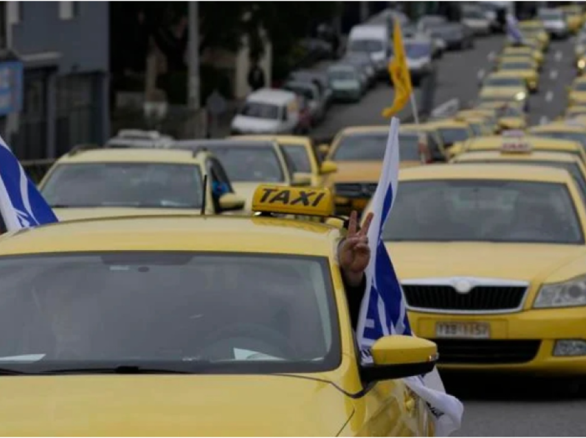 Taksistët grevë në Greqi! Bllokojnë rrugë kryesore të Athinës: Duam ulje taksash