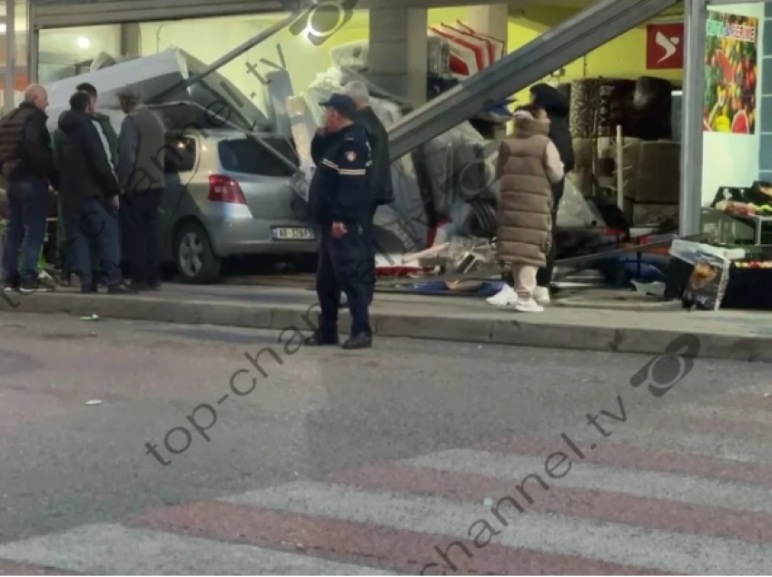 Aksident i pazakontë në Lezhë, shoferja humb kontrollin e makinës dhe përfundon në një dyqan dyshekësh