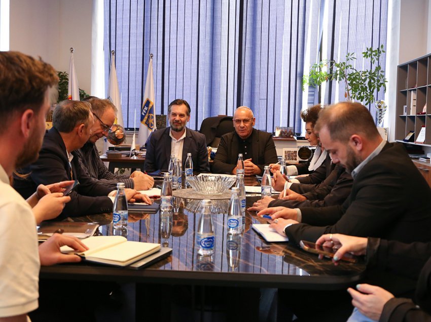 Mbahet takimi i Grupit Koordinues për planin 5-vjeçar të infrastrukturës së futbollit në praninë e ministrit Çeku dhe Agim Ademit