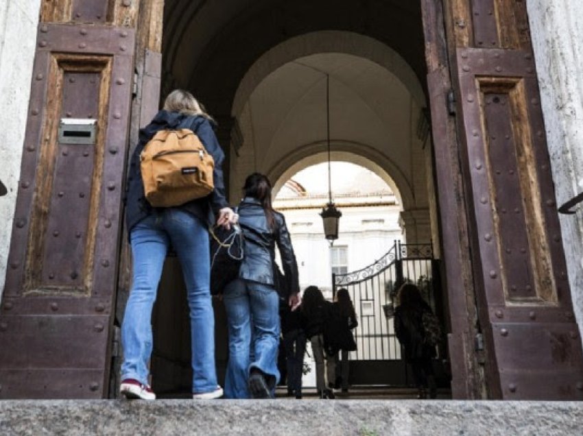 ​Gjoba deri në 10 mijë euro për nxënësit që sulmojnë mësuesit në Itali