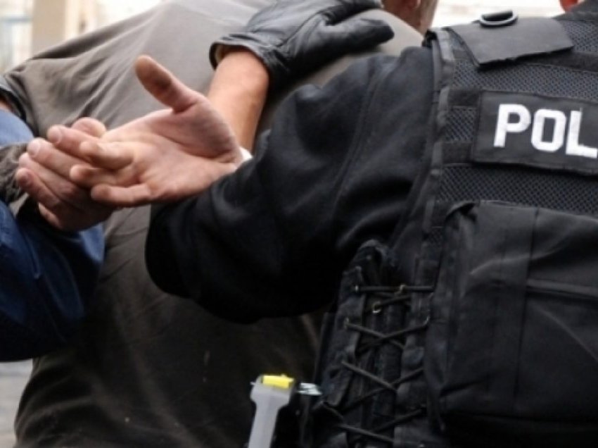 NjRSh kap në flagrancë me armë 32-vjeçarin në Fushë Kosovë, shoqërohet në Polici
