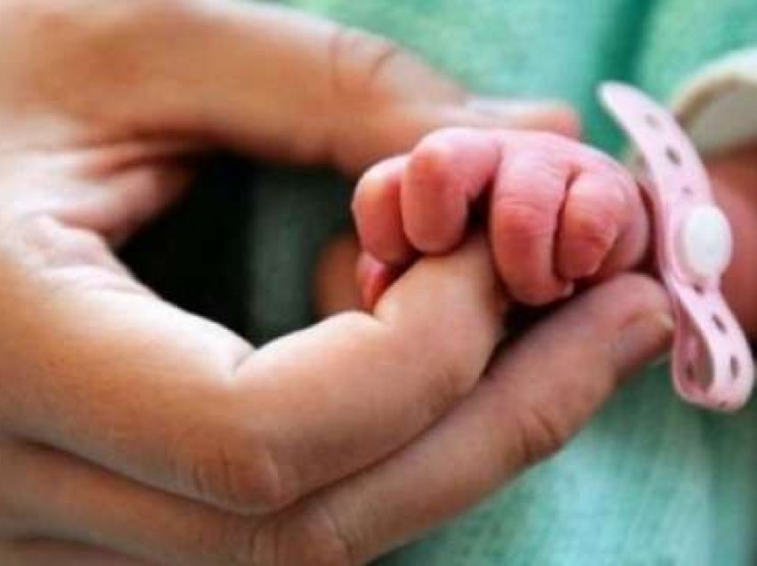 E rëndë: Foshnja që u braktis në QKUK nuk arrin të mbijetojë, nëna ikë nga Klinika   