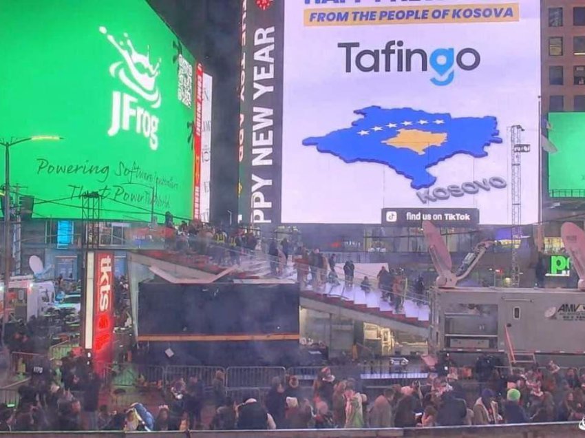 Harta dhe flamuri i Kosovës “pushtojnë” qendrën e New Yourkut në natën e ndërrimit të moteve