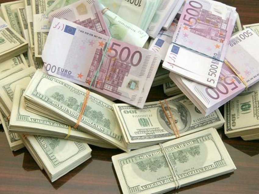 Këmbimi i monedhave sot, ja me sa po blihen dhe shiten dollari dhe euro
