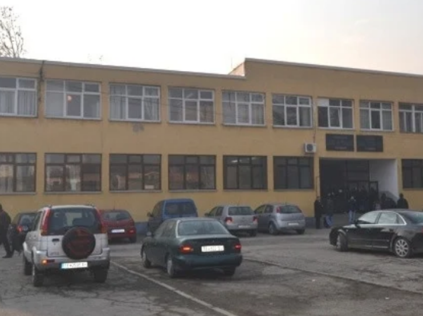 Tetovë, oborret e shkollave shndërrohen në parkingje